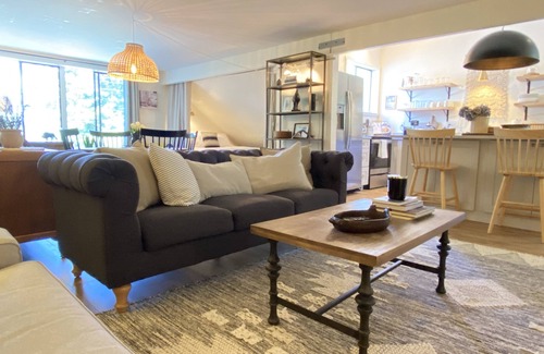 Langley Casa | The Langley Loft: Modern Barn + Close to Downtown + Hot Tub + Cozy Island Vibes