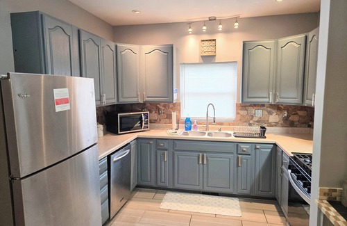 La Salle Casa | The Lasalle Lounger. Full game room! King beds. Walk to downtown.