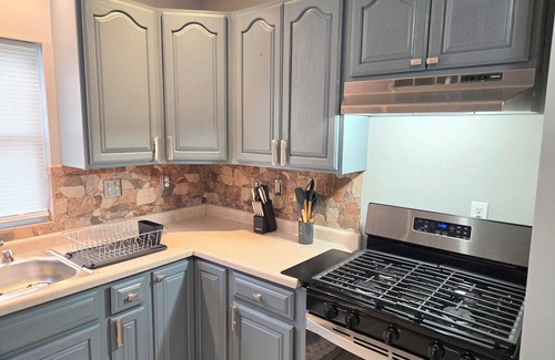 La Salle Casa | The Lasalle Lounger. Full game room! King beds. Walk to downtown.