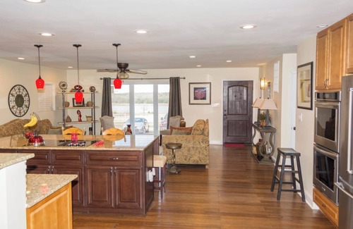 Langston Cama Y Desayuno | The Leverette Suite at Ballards by The Lake