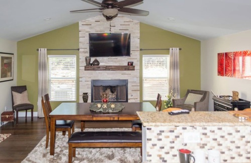 Langston Cama Y Desayuno | The Leverette Suite at Ballards by The Lake