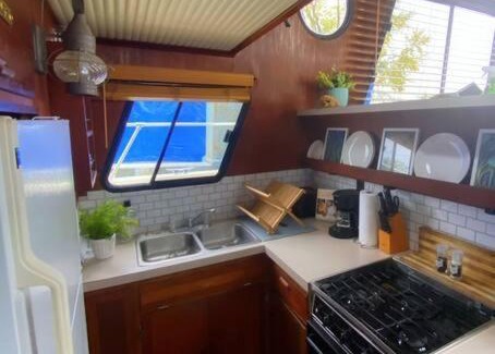 Sabula Alquiler De Eote | The Lily Pad Boatel Houseboat