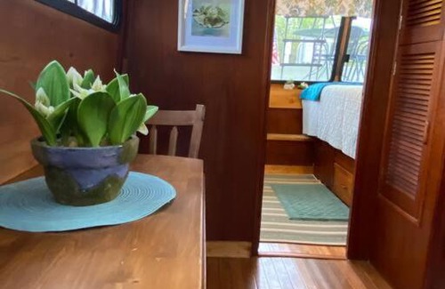 Sabula Alquiler De Eote | The Lily Pad Boatel Houseboat