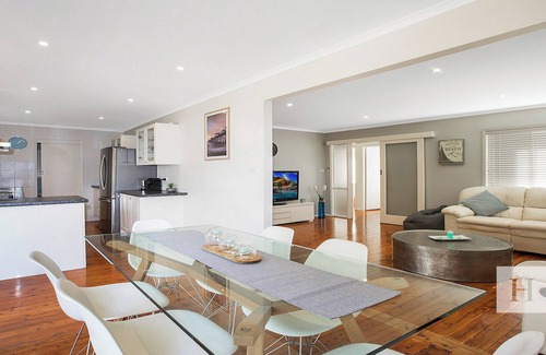 Gwandalan Casa | The Little Blue Lakehouse- Costa Central