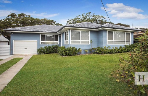 Gwandalan Casa | The Little Blue Lakehouse- Costa Central