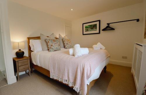 West Tanfield Casa | The Little Chantry - Hot Tub, Riverside, Pet Friendly