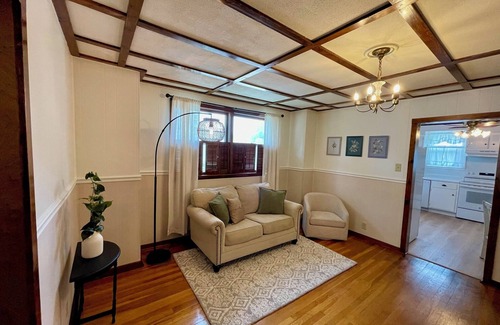 Mattoon Casa | The Little House on Prairie: Family-Friendly 2-Bedroom Getaway