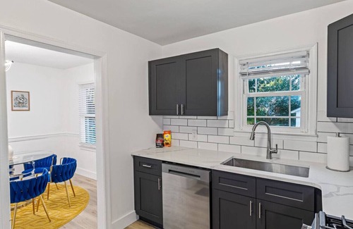 Southside Casa | The Little Lou | 10 mins to Airport | Sleeps 15