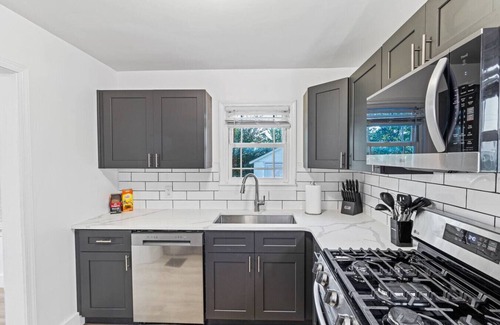Southside Casa | The Little Lou | 10 mins to Airport | Sleeps 15