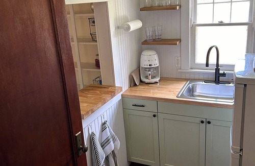 Baiting Hollow Cabaña | The Little Red Cottage - A cozy home steps away from private beach & wine trail.