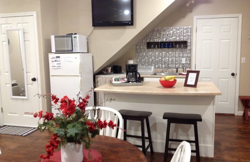 Marshall Casa | El Little Red Cottage está situado en un pintoresco barrio rural