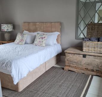 Tyrrellspass Casa | The Little White House