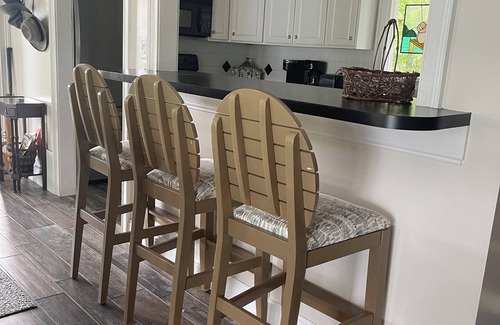 Titus Casa | La pequeña casa blanca en Blue Heron Slough