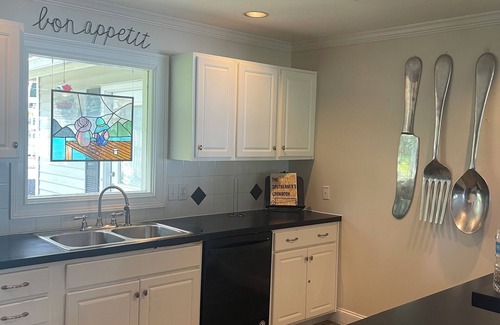 Titus Casa | La pequeña casa blanca en Blue Heron Slough