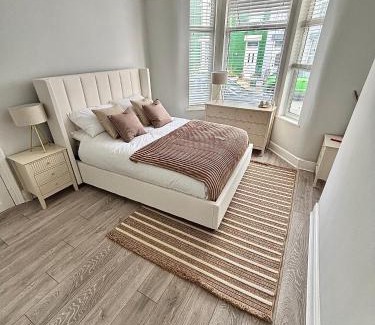 Anfield Casa | The Liverpool Escape - 5 min walk to LFC Stadium, Sleeps 8, newly renovated entire home