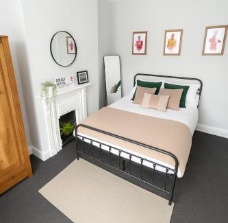Anfield Casa | The Liverpool Escape - 5 min walk to LFC Stadium, Sleeps 8, newly renovated entire home