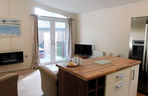 North Walsham Cabaña | The Lodge, Alder Country Park - a lodge that sleeps 4 guests in 2 bedrooms