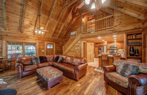 Ellijay Cabina | The Lodge at Summit Ridge North GA Mountain Cabin Sleeps 19 Hot Tub Kids' Room