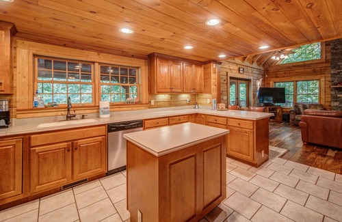 Ellijay Cabina | The Lodge at Summit Ridge North GA Mountain Cabin Sleeps 19 Hot Tub Kids' Room