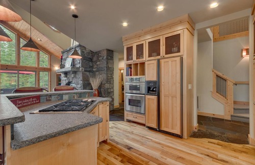 Truckee Casa | The Lodge at Swiss Lane - Tahoe Donner: 4 BR / 3. 5 BA cuatro habitaciones en Truckee, capacidad para 10