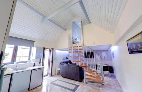 Holton Le Clay Cabina | Two Bedroom Lodge with Hot Tub