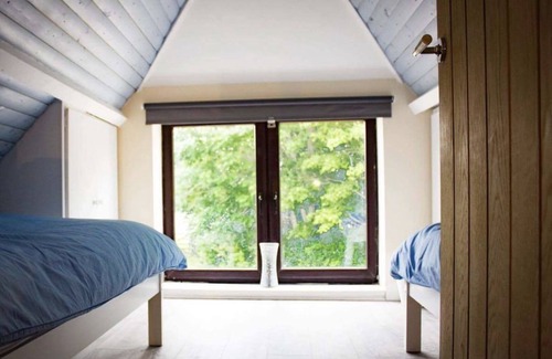 Holton Le Clay Cabina | Two Bedroom Lodge with Hot Tub