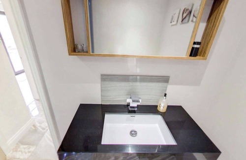 Holton Le Clay Cabina | Two Bedroom Lodge with Hot Tub