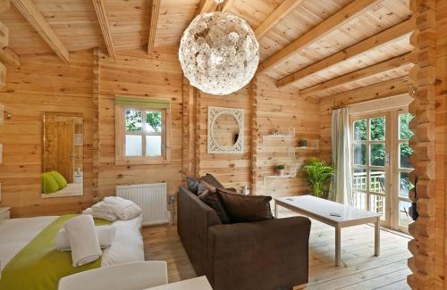 Maidstone Casa | The Lodge with hot tub