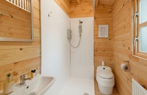 Maidstone Casa | The Lodge with hot tub