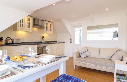 Portmellon Cabaña | THE LOFT AT BEACH HOUSE, character holiday cottage in Mevagissey