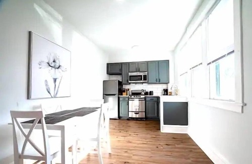 Wilmington Apartamento | The Loft at Gilpin Place*King Bed*Trolley Square! by RedAwning