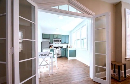 Wilmington Apartamento | The Loft at Gilpin Place*King Bed*Trolley Square! by RedAwning