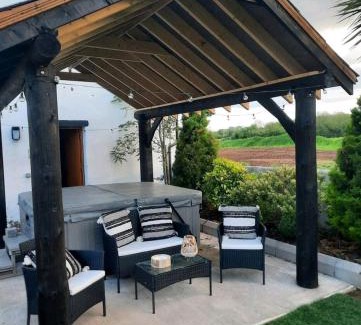 Coleraine Apartamento | The Loft at Rock Cottage with hot tub