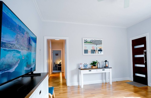 Glenelg North Casa | The Loft Glenelg, Cosy-oasis beachside Entire home, Private fenced backyard