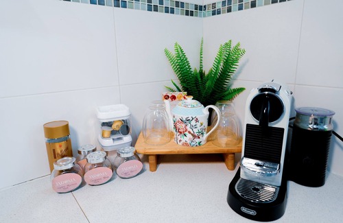 Glenelg North Casa | The Loft Glenelg, Cosy-oasis beachside Entire home, Private fenced backyard