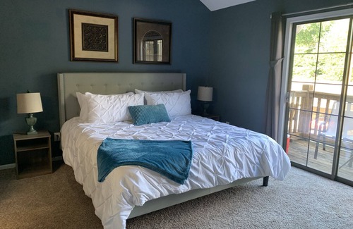 Shawnee Condominio | The Loft: Quiet, Comfortable and Close To Everything That You Need!