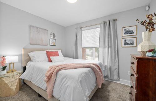 Clarksville Apartamento | The Lofts of Downtown - 540 N 2nd St - Unit 201 - Charming 2-Bedroom in the Heart of Clarksville TN