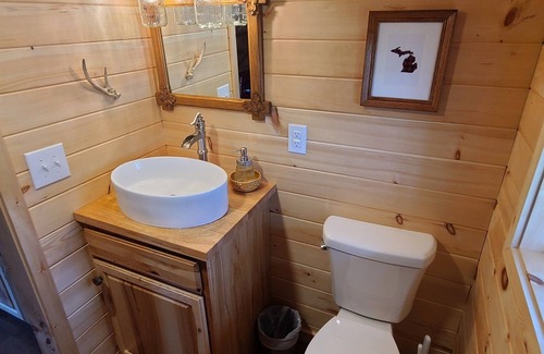 Lakeside Apartamento | The Log Cabin - Tiny House - Tiny Digs Lakeshore