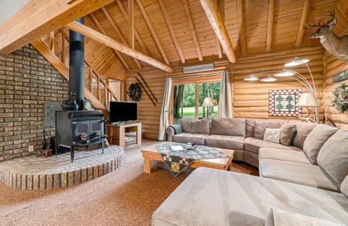 Thompsonville Casa | The Log Cabin