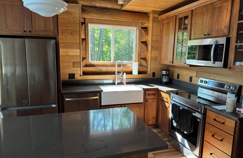 Hayward Cabina | The Log Haus on Round Lake — 6 Bedrooms, 11 Queen Beds