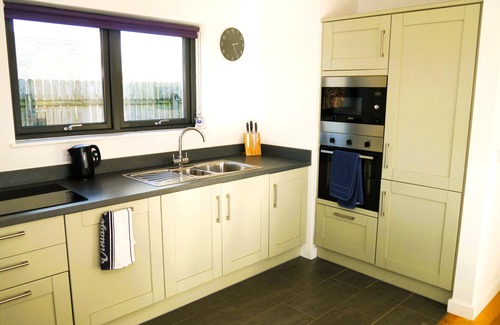 Castle Douglas Cabaña | The Longhouse - a house that sleeps 8 guests in 4 bedrooms