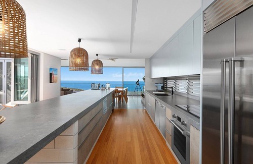 Killcare Heights Casa | Jacquelines Jewel: casa de 4 dormitorios con un diseño arquitectónico con increíbles vistas al mar y arbustos
