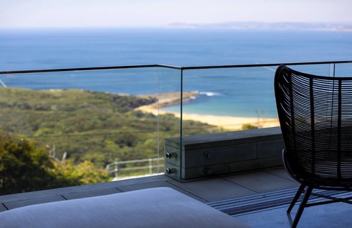 Killcare Heights Casa | Jacquelines Jewel: casa de 4 dormitorios con un diseño arquitectónico con increíbles vistas al mar y arbustos