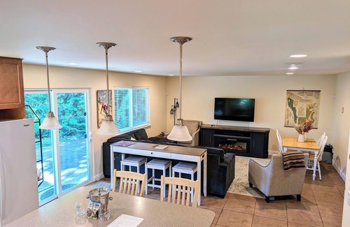 Port Angeles Casa | “The Lookout Lodge” Lake Sutherland house with private hot tub