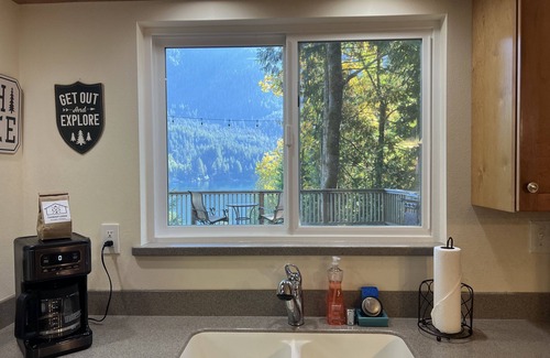 Port Angeles Casa | “The Lookout Lodge” Lake Sutherland house with private hot tub