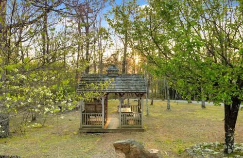 Trenton Casa | The Loose Moose with a private hot tub