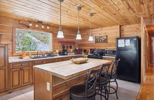 Sevierville Cabina | The "Lost Horse" Cabin - Secluded - Pet-Friendly - One Level - Massive Yard