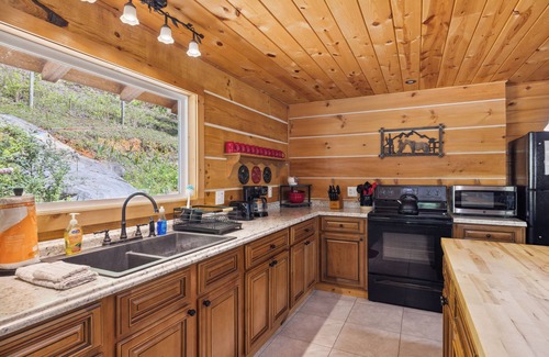 Sevierville Cabina | The "Lost Horse" Cabin - Secluded - Pet-Friendly - One Level - Massive Yard