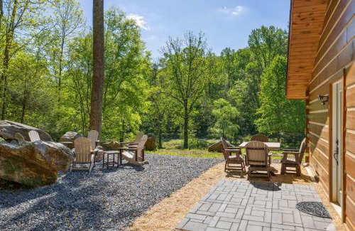Sevierville Casa | The "Lost Horse" Cabin - Secluded - Pet-Friendly - One Level - Massive Yard