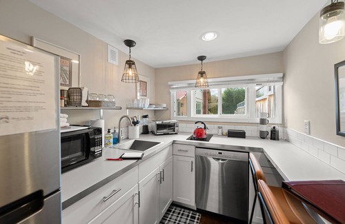 Weaverville Apartamento | The Lower Georgia Peach Studio is a sophisticated dog friendly Downtown rental!